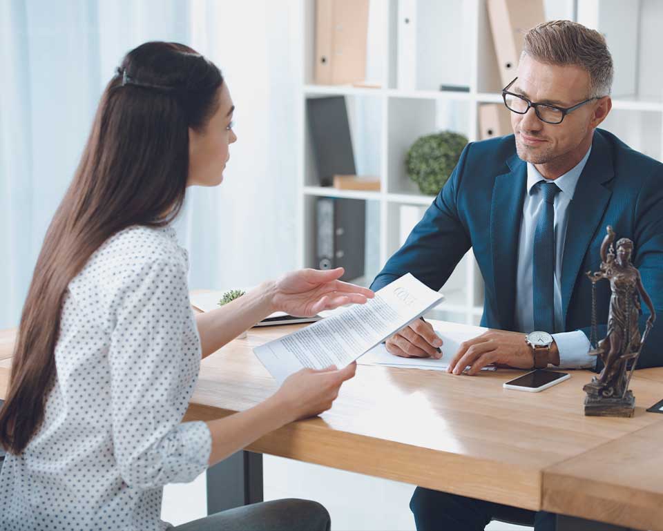 Una abogada de Turquoise Law Group revisando un plan patrimonial con un cliente